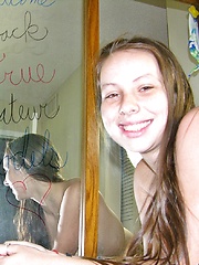 Zoe Rae Modeling And Spreading Nude At Her House